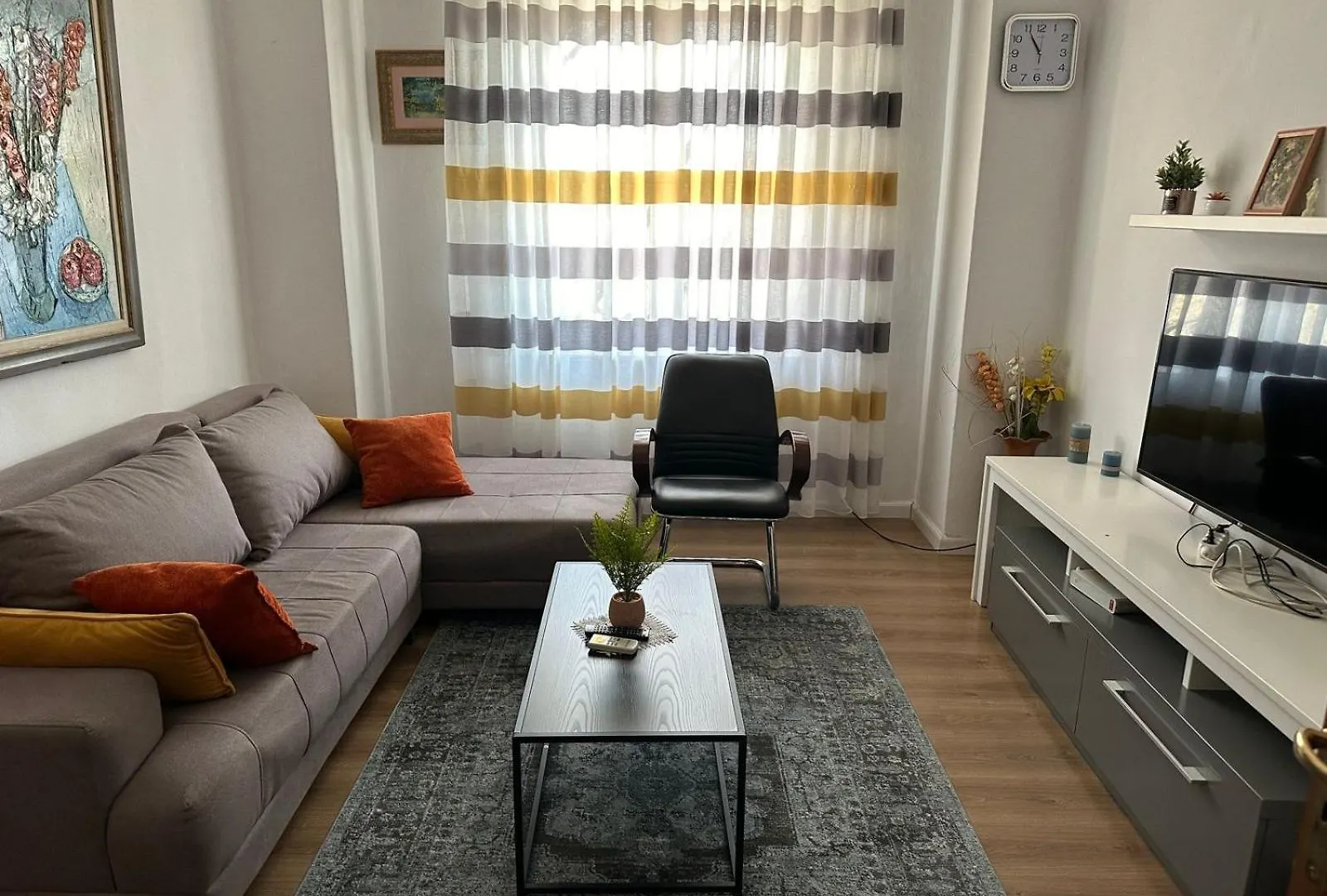 Kelly\'S Cozy Hideaway - Central Tirana contacts